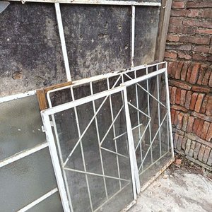 Ventanal de Dos Hojas con Vidrios Fijos y Rejas - imagen 3
