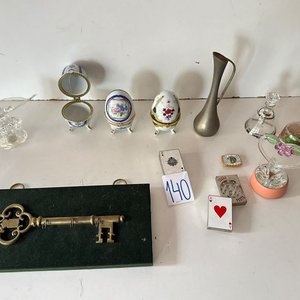 Lote anterior: Lote de Adornos Varios: Huevos de Porcelana, Llave Antigua, Florero y Más