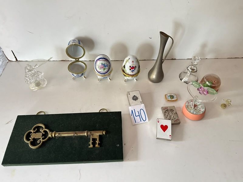 Lote de Adornos Varios: Huevos de Porcelana, Llave Antigua, Florero y Más