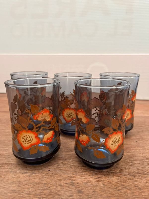 Vasos de vidrio pintados azules y flores naranjas vintage - imagen 3