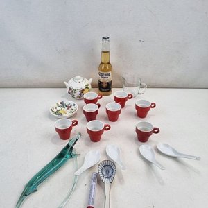 Lote de Tetera, Pocillos Rojos, Jarra y Accesorios con Decoración Frutal - imagen 1