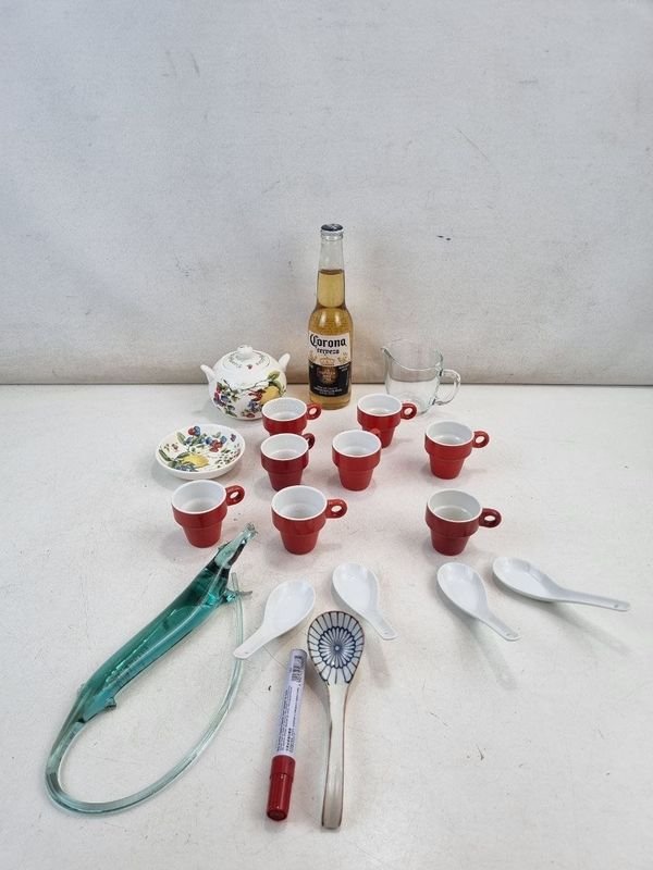 Lote de Tetera, Pocillos Rojos, Jarra y Accesorios con Decoración Frutal