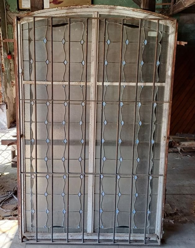 Ventana de hierro con vitrales decorativos - imagen 4