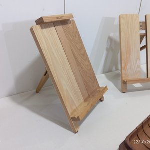 Lote de 3 piezas de madera: 2 atriles Sinoart y panera ranurada - imagen 3