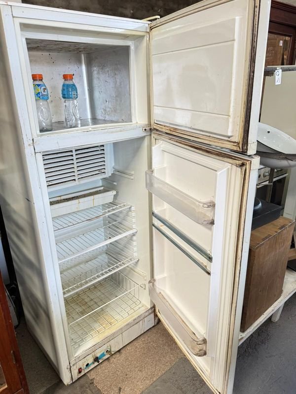 Lote siguiente: Refrigerador con congelador a gas y eléctrico en mal estado