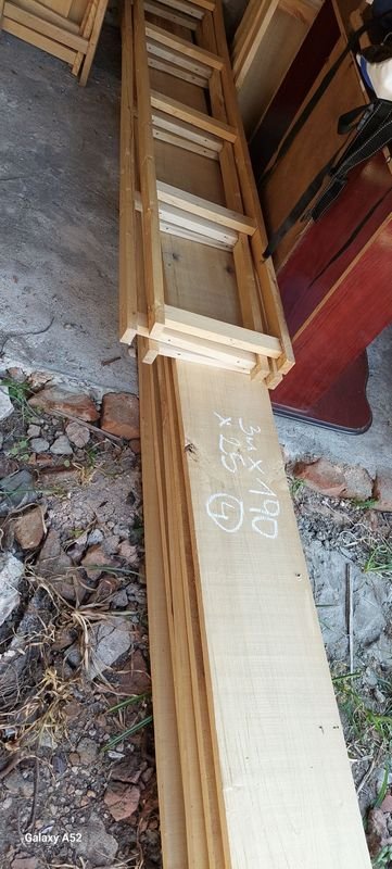 Lote siguiente: Estantería en madera escalerilla y tablones de madera