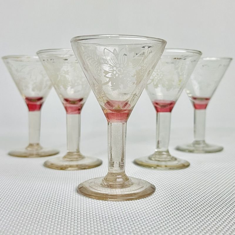 Botellón antiguo tallado para licor y copitas - imagen 3