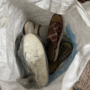 Lote de Más de 50 Pares de Pantuflas y Calzado Variado - imagen 9