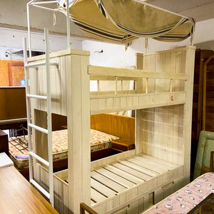 Lote siguiente: Cama Cucheta Infantil de Madera Clara con Dosel
