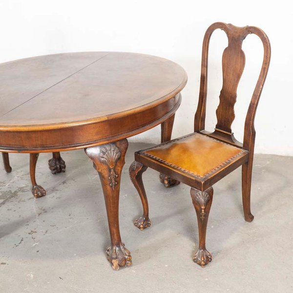 Mesa de comedor circular estilo Reina Ana y sillas tapizadas - imagen 2
