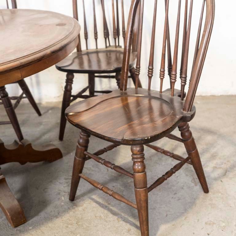 Mesa de comedor estilo Tudor con tapa circular y cuatro sillas Windsor - imagen 2