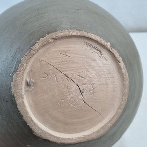 Jarrón de Barro Decorativo "URUGUAY" con Guarda Esgrafiada y Rajadura en Base - imagen 4