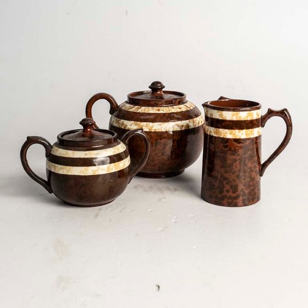 3 piezas de té, en barro inglés. Medidas: lechera: 7 x 13 cm