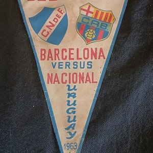 Lote siguiente: Banderín Histórico Nacional vs Barcelona 1963 - Recuerdo del Match