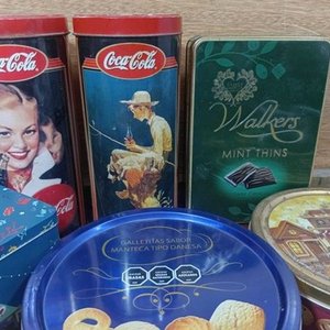 Lote de Latas de Galletitas Coleccionables: Coca Cola, Walkers y Más - imagen 8