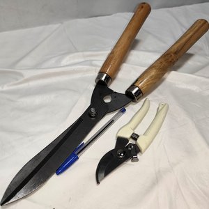 Set de Dos Tijeras Cora: Podadora Grande Dos Manos y Tijera de Poda con Resorte - imagen 2