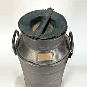 Tarro Lechero Antiguo de Chapa Negro con Tapa y Manijas - 57 cm - imagen 3