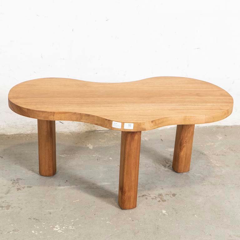 Mesa Rústica de Sala con Tapa Lobulada y Tres Patas