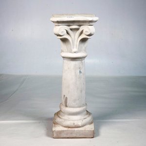 Lote siguiente: Pie de Macetero Clásico Blanco Tallado en Yeso - 40 cm
