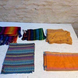 Lote de Manteles y Camineros Tejidos de Colores Vivos - imagen 2