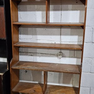Lote anterior: Biblioteca de madera antigua con estantes