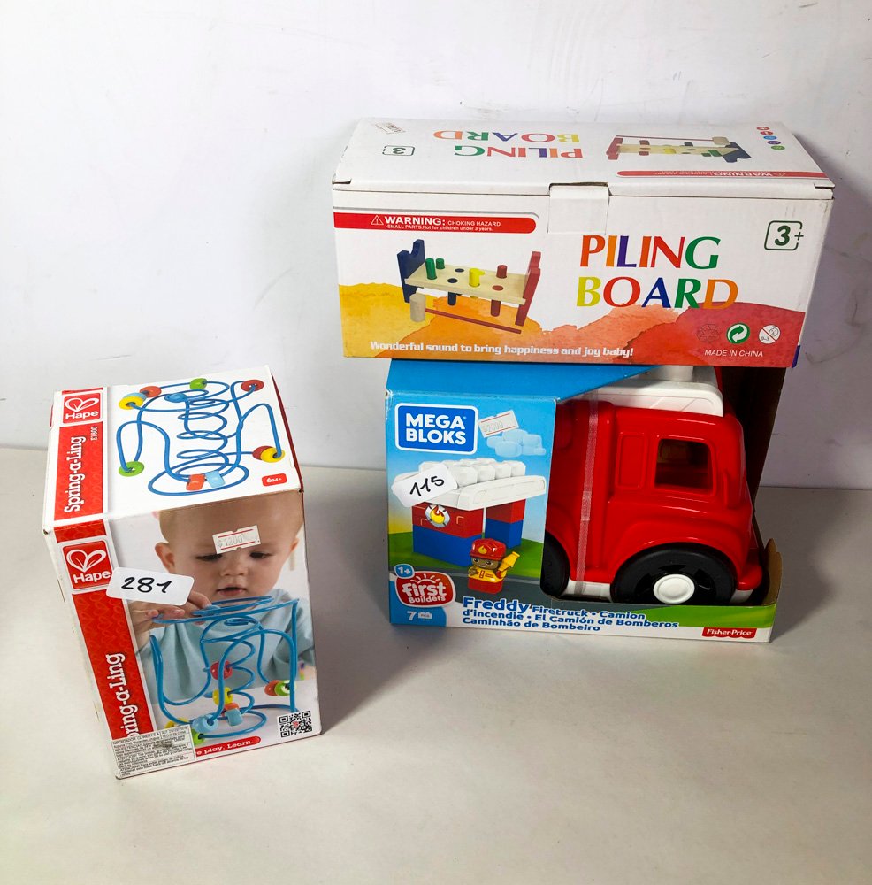 Lote de 3 Juguetes: Camión Mega Bloks, Laberinto Hape y Piling Board
