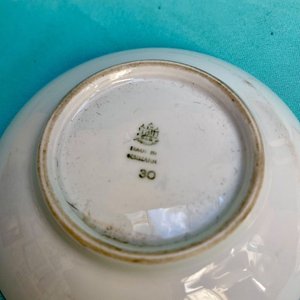 Par de platitos en porcelana sellada Royal Copenhagen - Dinamarca. Numerados. Periodo Art Nouveau. Diametro: 10 cm. - imagen 7