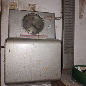 Lote anterior: Reloj Marcador de Tarjetas Antiguo con Tarjetero