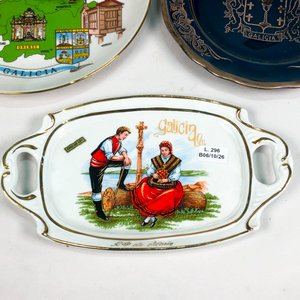 Tres piezas de porcelana: dos platos decorativos y fuente con monograma - imagen 3