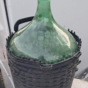 Lote siguiente: Damajuana Antigua de Vidrio Verde 10 Litros con Canasto