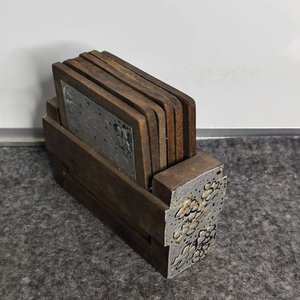 Set de 6 Posavasos de Peltre con Soporte de Madera y Cuadro Decorativo - imagen 2