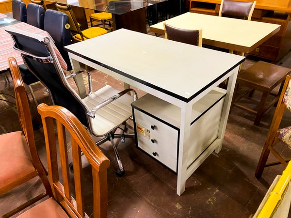 Escritorio Blanco con Cajonera y Silla de Oficina Giratoria
