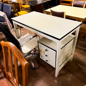 Lote anterior: Escritorio Blanco con Cajonera y Silla de Oficina Giratoria