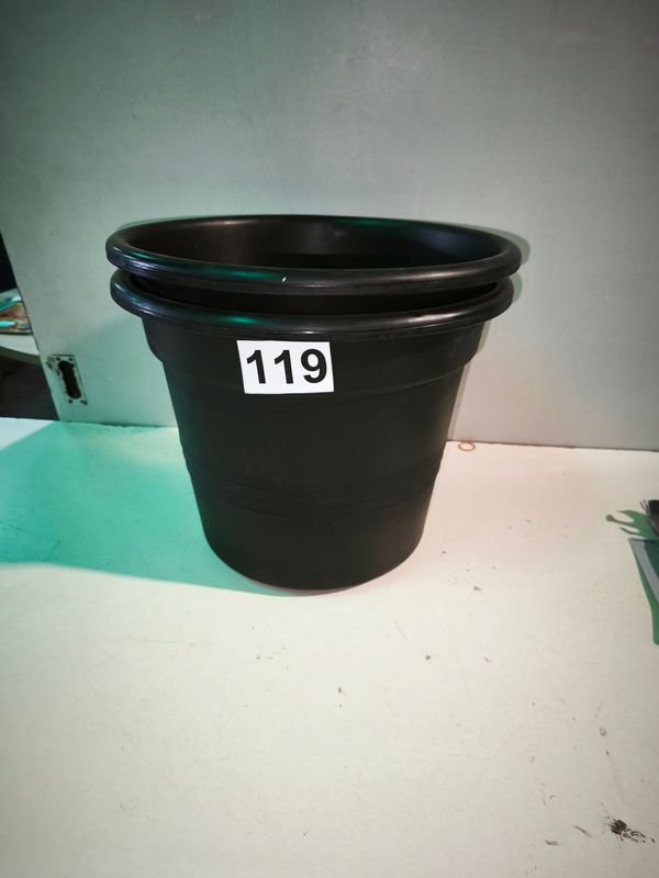Dos Macetones Negros de Plástico, 35cm Diámetro