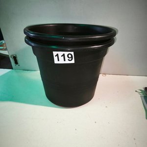 Lote siguiente: Dos Macetones Negros de Plástico, 35cm Diámetro