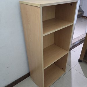 Estantería Moderna de Madera Clara con Tres Niveles - imagen 2