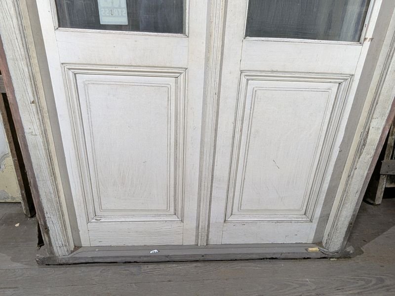 Puerta antigua de dos hojas batientes en cedro y vidrio con marco de pinotea - imagen 2
