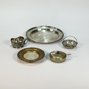 Lote siguiente: Bandeja Oval Elkington, Dulcera y Monturas Metálicas Vintage
