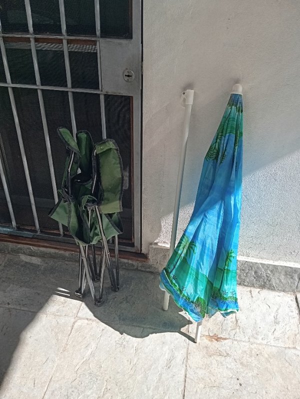 Sombrilla y silla plegable en buen estado - imagen 3