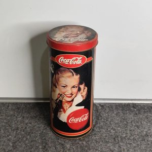 Lata Grande Coca-Cola Vintage con Imagen de Mujer - imagen 3