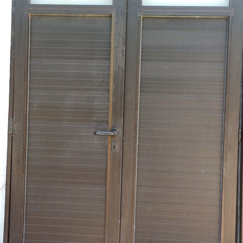 Puerta de aluminio con tres hojas y marco - imagen 7