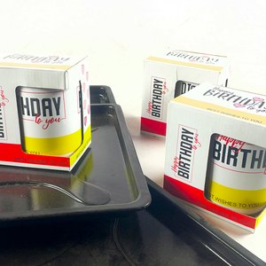 Set de 3 Tazas "Happy Birthday" y 3 Asaderas Negras - imagen 3