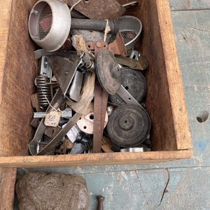 Lote de Cajones de Madera con Tornillos y Repuestos Varios - imagen 3