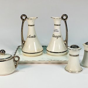 Juego de Aceiteras, Vinagrera y Saleros de Porcelana Checoslovaca con Monogramas Plateados - imagen 2
