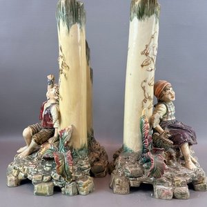Par de Mayólicas Austriacas con Figuras Infantiles, Estilo Rústico - imagen 5