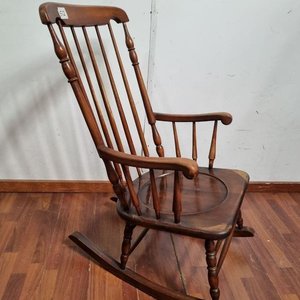Importante Sillón Mecedor Clásico de Madera con Torneados - imagen 3