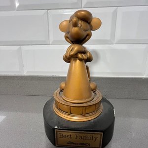 Estatuilla Mickey Mouse Hollywood Studios "Best Family" Dorada - imagen 1