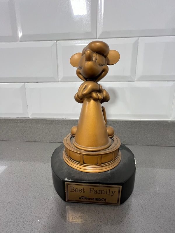 Estatuilla Mickey Mouse Hollywood Studios "Best Family" Dorada