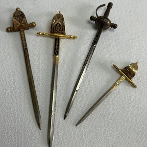 Lote siguiente: Dos Abrecartas Estilo Español con Detalles Dorados