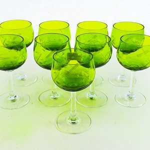 Juego de 9 Copas de Licor Verdes con Vástago Hialino y Grabados - imagen 1